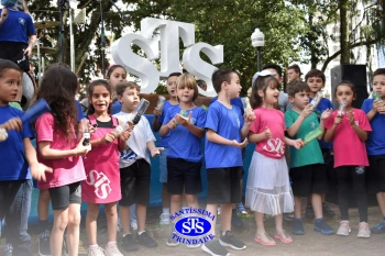 Apresentação da Educação Bilíngue abre 2º Santíssimas Day