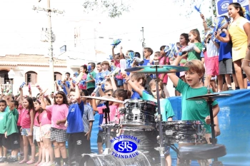 Apresentação da Educação Bilíngue abre 2º Santíssimas Day
