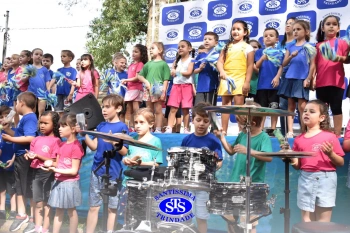 Apresentação da Educação Bilíngue abre 2º Santíssimas Day