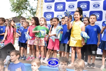 Apresentação da Educação Bilíngue abre 2º Santíssimas Day