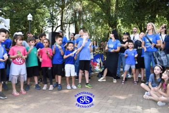 Apresentação da Educação Bilíngue abre 2º Santíssimas Day