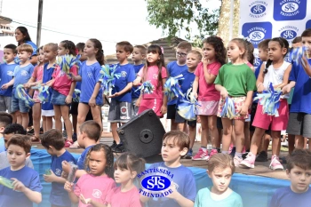 Apresentação da Educação Bilíngue abre 2º Santíssimas Day