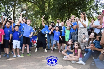 Apresentação da Educação Bilíngue abre 2º Santíssimas Day