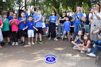 Apresentação da Educação Bilíngue abre 2º Santíssimas Day