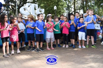 Apresentação da Educação Bilíngue abre 2º Santíssimas Day
