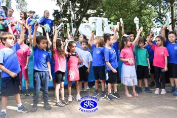Apresentação da Educação Bilíngue abre 2º Santíssimas Day