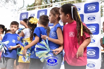 Apresentação da Educação Bilíngue abre 2º Santíssimas Day