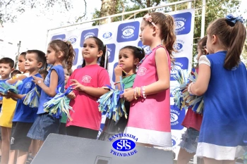 Apresentação da Educação Bilíngue abre 2º Santíssimas Day