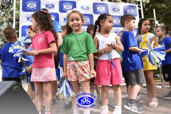 Apresentação da Educação Bilíngue abre 2º Santíssimas Day