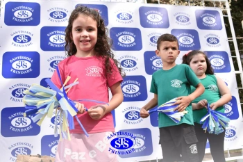 Apresentação da Educação Bilíngue abre 2º Santíssimas Day