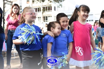Apresentação da Educação Bilíngue abre 2º Santíssimas Day