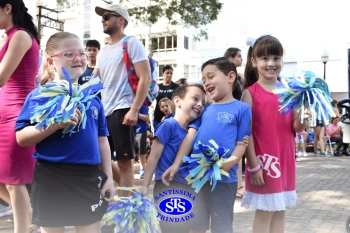 Apresentação da Educação Bilíngue abre 2º Santíssimas Day