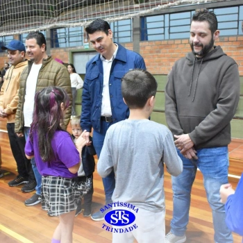 3º e 4º ano vivem momentos especiais ao lado dos pais durante homenagens no Colégio