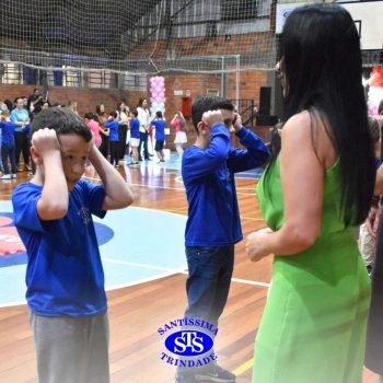 Conexão entre mães e filhos fica evidente nas homenagens do 3º e 4º anos