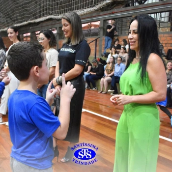 Conexão entre mães e filhos fica evidente nas homenagens do 3º e 4º anos