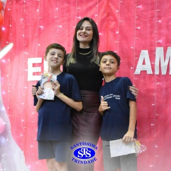 Conexão entre mães e filhos fica evidente nas homenagens do 3º e 4º anos