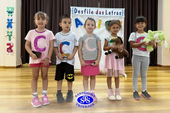 Desfile das Letras dos alunos do Infantil 5