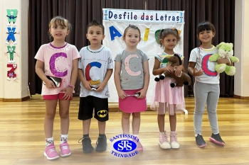 Desfile das Letras dos alunos do Infantil 5