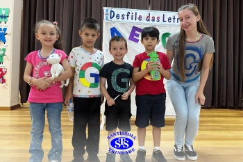 Desfile das Letras dos alunos do Infantil 5