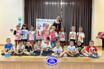 Desfile das Letras dos alunos do Infantil 5