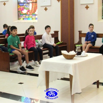 Vivência celebrativa com alunos do 2º ano 1, 2 e 4, 4º ano 3 e 3º ano 3
