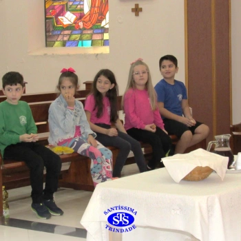 Vivência celebrativa com alunos do 2º ano 1, 2 e 4, 4º ano 3 e 3º ano 3