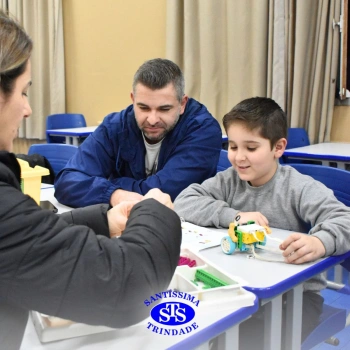 Dia da Família na Robótica promove a convivência com construção e corrida de robôs