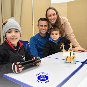 Dia da Família na Robótica promove a convivência com construção e corrida de robôs