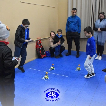 Dia da Família na Robótica promove a convivência com construção e corrida de robôs