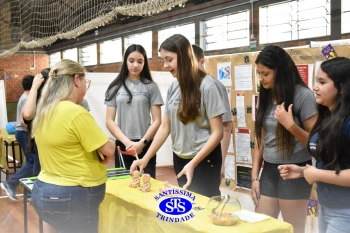 Estudantes colocam em prática seus conhecimentos na Feira de Ciências | 8º ano