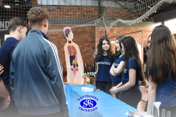 Estudantes colocam em prática seus conhecimentos na Feira de Ciências | 8º ano