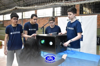 Estudantes colocam em prática seus conhecimentos na Feira de Ciências | 8º ano