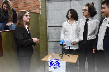 Estudantes colocam em prática seus conhecimentos na Feira de Ciências | 8º ano