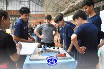 Estudantes colocam em prática seus conhecimentos na Feira de Ciências | 8º ano