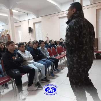 Alunos participam de conversa sobre o trabalho no Exército Brasileiro