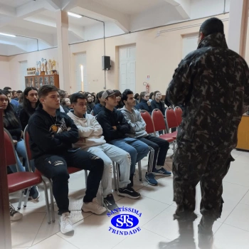 Alunos participam de conversa sobre o trabalho no Exército Brasileiro