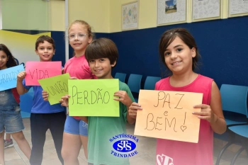 Alunos do 3º ano formam o Corredor do Abraço Fraterno