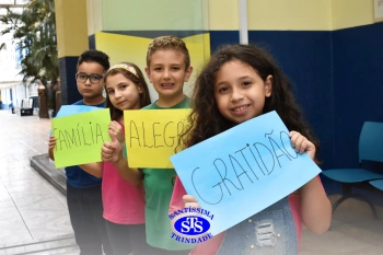 Alunos do 3º ano formam o Corredor do Abraço Fraterno