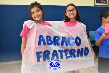 Alunos do 3º ano formam o Corredor do Abraço Fraterno
