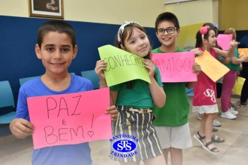 Alunos do 3º ano formam o Corredor do Abraço Fraterno