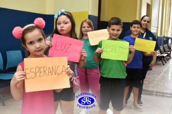 Alunos do 3º ano formam o Corredor do Abraço Fraterno