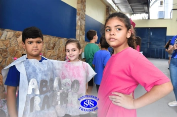 Alunos do 3º ano formam o Corredor do Abraço Fraterno