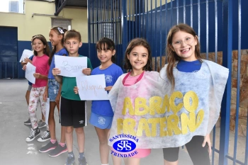 Alunos do 3º ano formam o Corredor do Abraço Fraterno