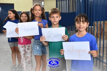 Alunos do 3º ano formam o Corredor do Abraço Fraterno