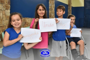 Alunos do 3º ano formam o Corredor do Abraço Fraterno