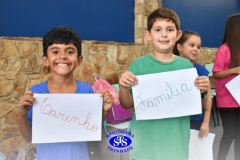 Alunos do 3º ano formam o Corredor do Abraço Fraterno