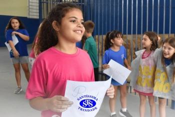 Alunos do 3º ano formam o Corredor do Abraço Fraterno