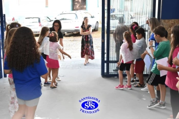 Alunos do 3º ano formam o Corredor do Abraço Fraterno