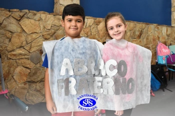 Alunos do 3º ano formam o Corredor do Abraço Fraterno