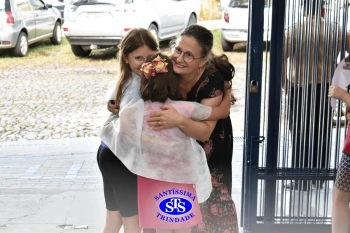 Alunos do 3º ano formam o Corredor do Abraço Fraterno